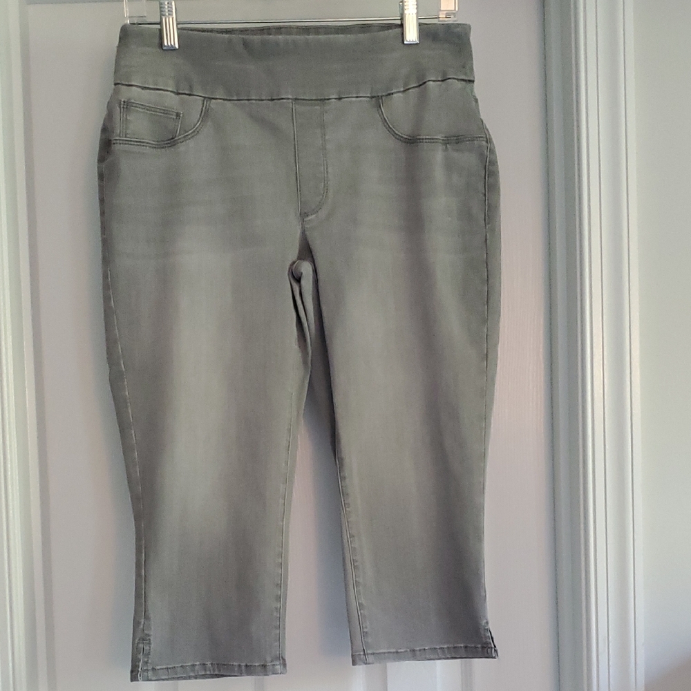 Chico's Stylish Gray Slim Leg Capri. Size 00/2